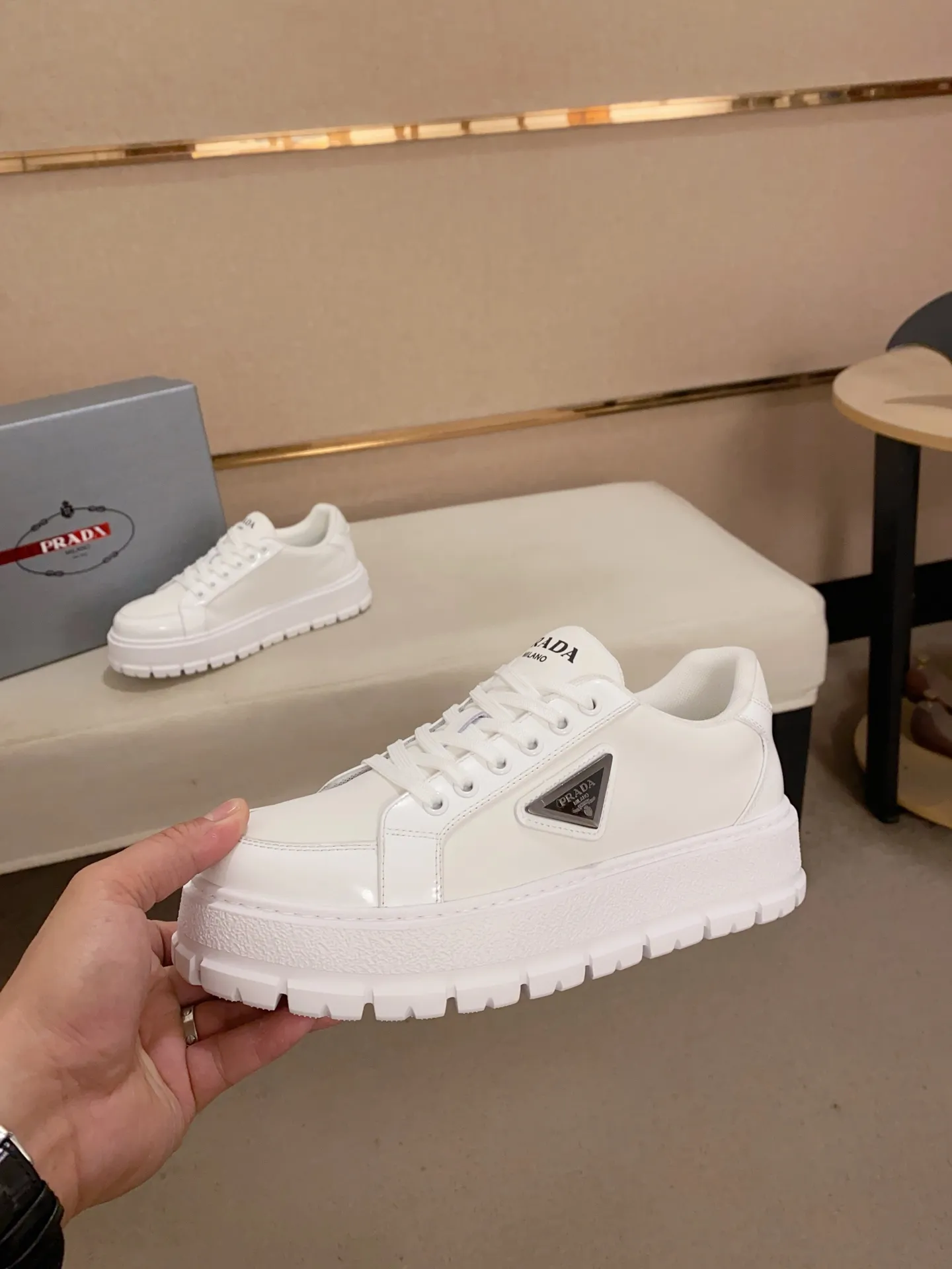 Men's shoes 💰 580💰 ✔️✔️✔️Higher version High-quality new PRADA (Prada) counters are launched simultaneously. The new men's shoes and 😘 fabrics are made of high-tech glue-spraying technology. Lining: Full cowhide lining. 👍🏿 High-end ☄️ Air-cushion molded anti-slip foam outsole, exquisite lines, simple and elegant, comfortable and high-end for leisure travel. Code number: 38 to 44 (45 can be customized and cannot be returned or exchanged)
